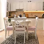 Luxusni S Empirovymi Freskami V Centru Caslavi Apartment