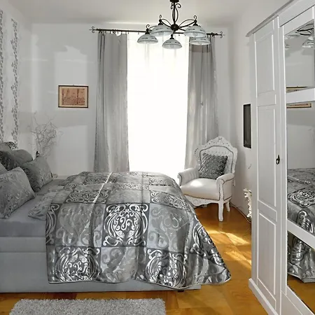 Luxusni S Empirovymi Freskami V Centru Caslavi Apartament Čáslav