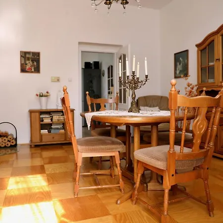 Luxusni S Empirovymi Freskami V Centru Caslavi *