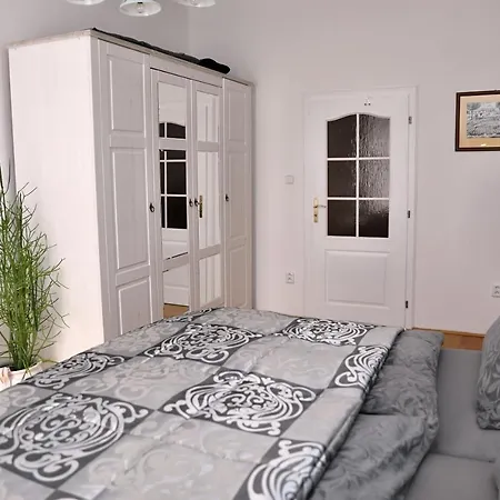 Luxusni S Empirovymi Freskami V Centru Caslavi