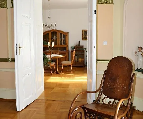 Apartment Luxusni S Empirovymi Freskami V Centru Caslavi *