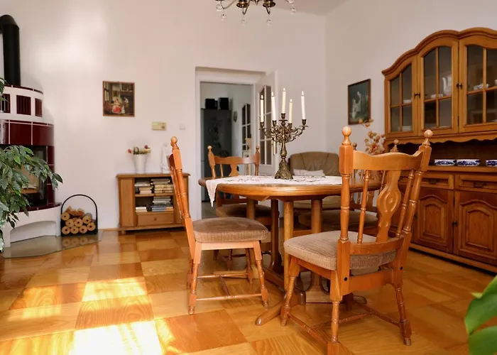 Luxusni S Empirovymi Freskami V Centru Caslavi *