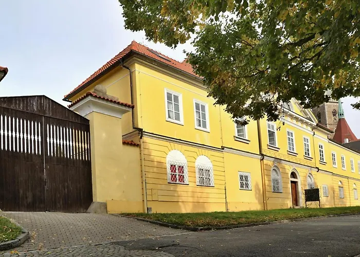 Luxusni S Empirovymi Freskami V Centru Caslavi