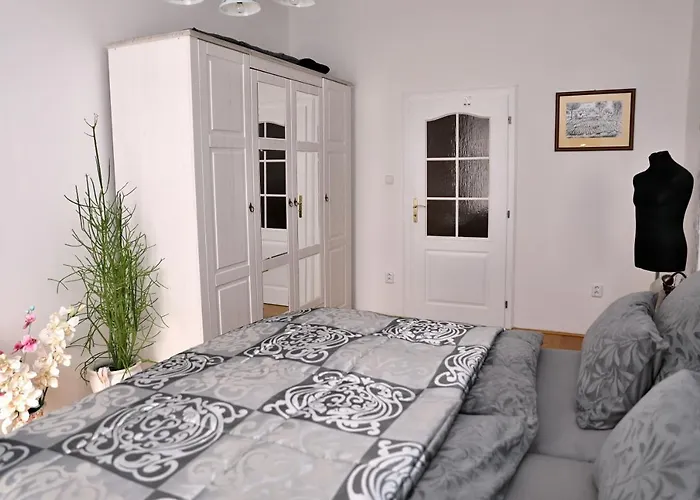 Luxusni S Empirovymi Freskami V Centru Caslavi