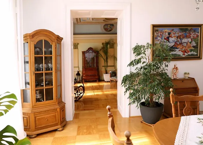 Luxusni S Empirovymi Freskami V Centru Caslavi Apartment